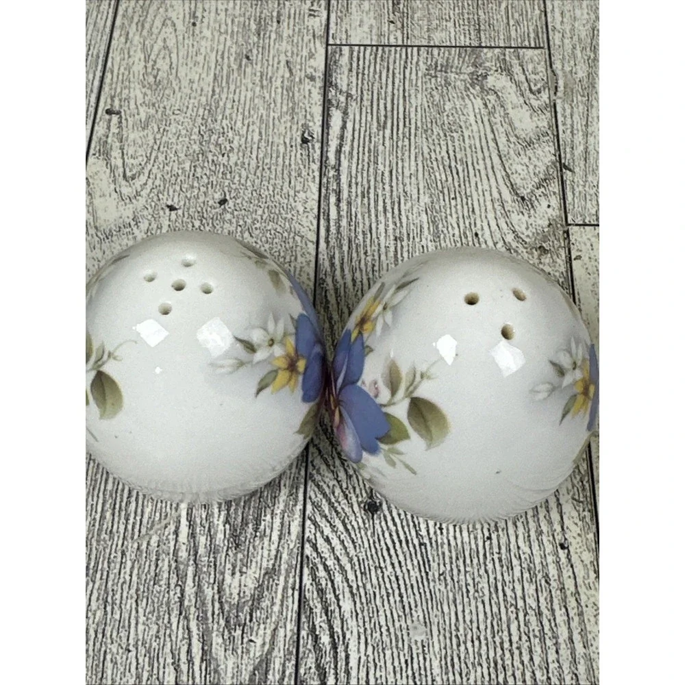 Vintage Pair Of Salt And Pepper Shakers Blue Pink Flower Cottagecore Shabby Chic